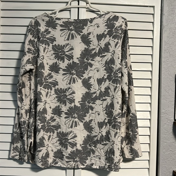 Cut loose Women’s lightweight Top. White and black. Size S good condition - Picture 2 of 5